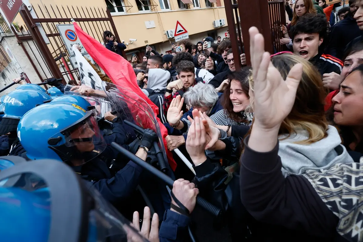 Proteste e tensioni - Gli studenti dei comitati per la Palestina manifestano alla Sapienza contro la riunione del senato accademico a cui partecipa la Fondazione Elisabeth de Rothschild - Cronaca- Roma, Italia - Marted\\u00EC , 16 Aprile 2024 (foto Cecilia Fabiano / LaPresse) The students protest of the committees for Palestine demonstrate at Sapienza against the meeting of the academic senate in with the Elisabeth de Rothschild Foundation -- news - Rome, Italy - Tuesday , April 16, 2024 (photo Cecilia Fabiano / LaPresse) , LAPRESSE