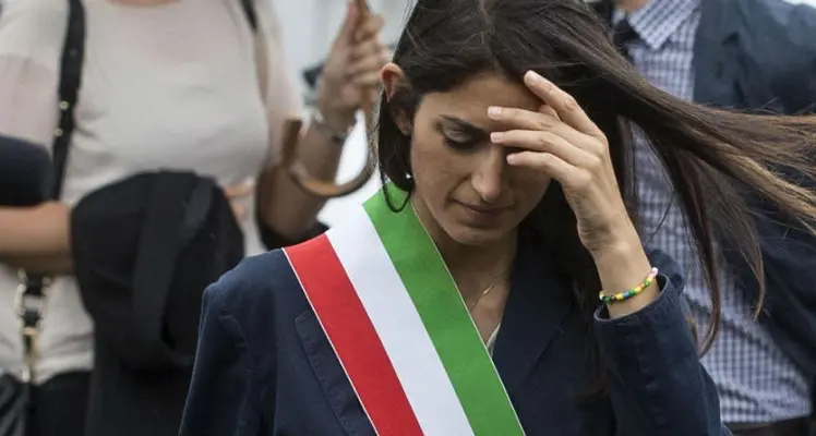 Raggi: \"Non mi dimetto, Grillo mi sostiene\"