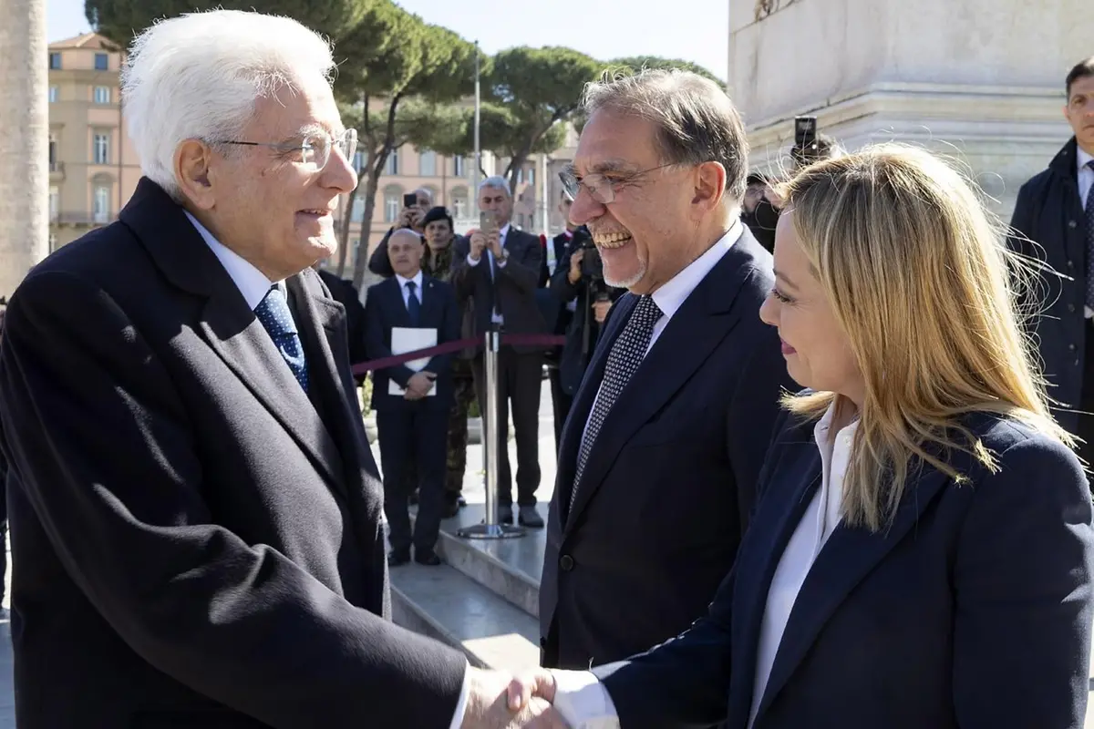 Il presidente della Repubblica Sergio Mattarella all\\'Altare della Patria insieme al presidente del Senato Ignazio La Russa e alla premier Giorgia Meloni