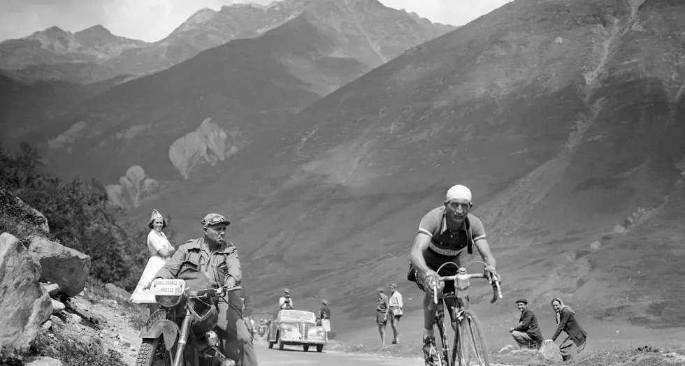 Gino Bartali, il campione che salvava gli ebrei nascondendo carte nella bici