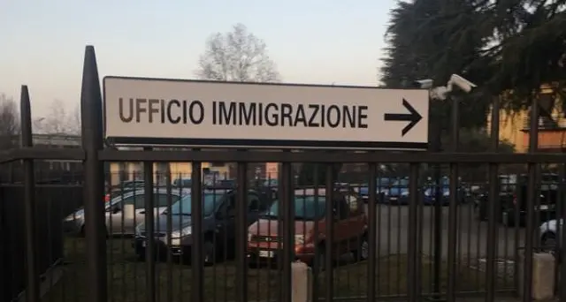 Caos all'ufficio immigrazione: «Avvocati non ammessi»