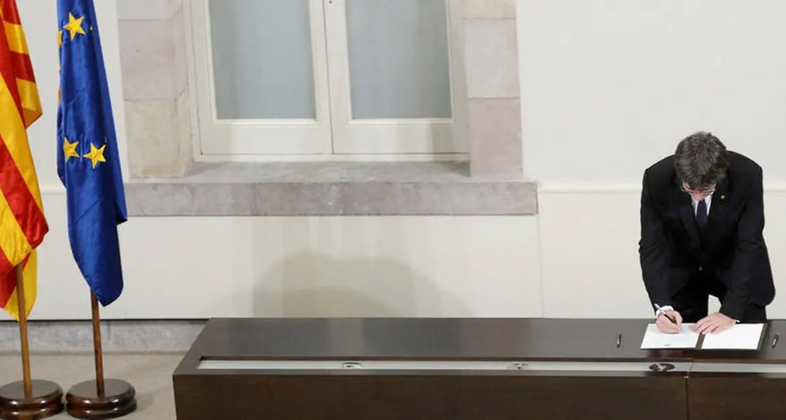 Puigdemont si fa piccolo: «Trattiamo per altri due mesi»