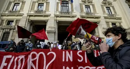 Caos scuole, studenti in piazza contro la didattica a distanza: «Ridateci il futuro»