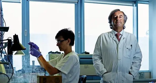 La ricetta di Burioni: \"Mascherine e test a tappeto. Presto ne usciremo\"