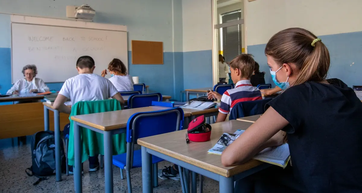Rientro in classe tra caos graduatorie ed esoneri. La scuola riparte con «un buco di 50mila insegnanti»
