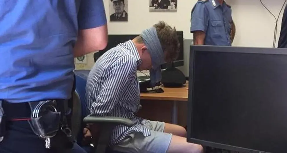 Bendato, ammanettato e confuso. Spunta il video del giovane accusato dell'omicidio Cerciello