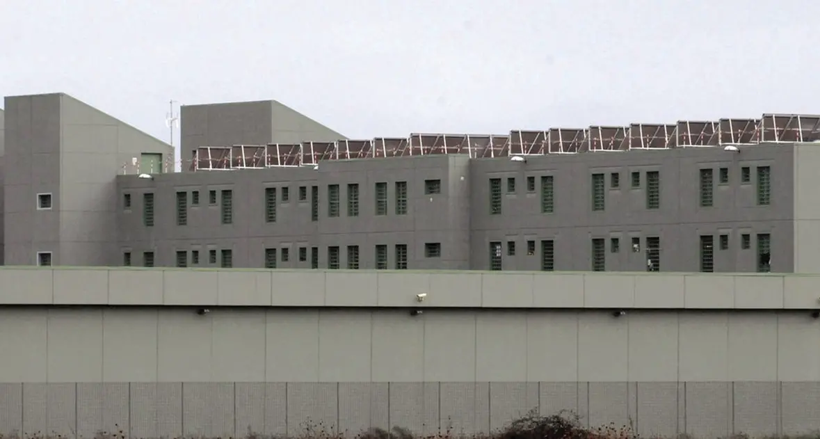 L’inferno del carcere di Massama: 20 ore al giorno in celle allagate e strapiene
