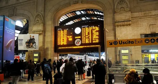 Coronavirus: fuga dalla Lombardia, centinaia in stazione a Milano