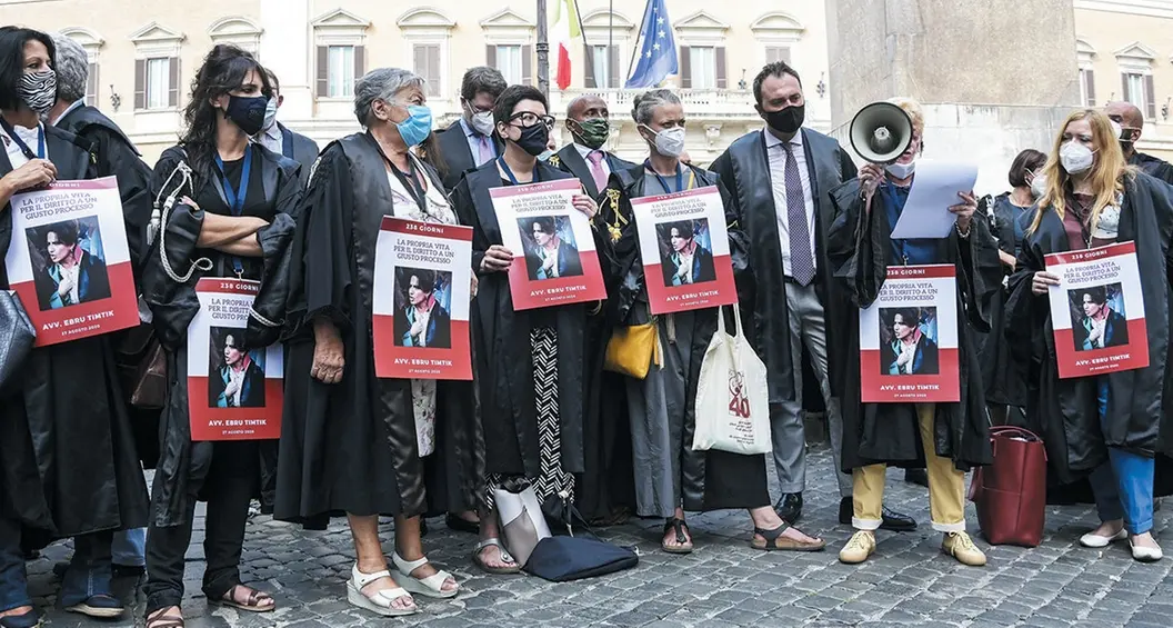 «Ebru è viva. Siamo tutti noi». L’avvocatura si prende la piazza