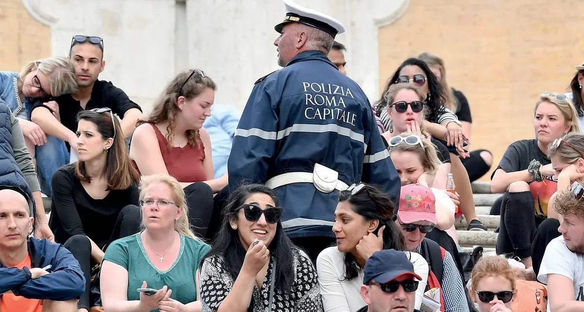 Roma, vietato sedersi sulla scalinata di Trinità dei Monti