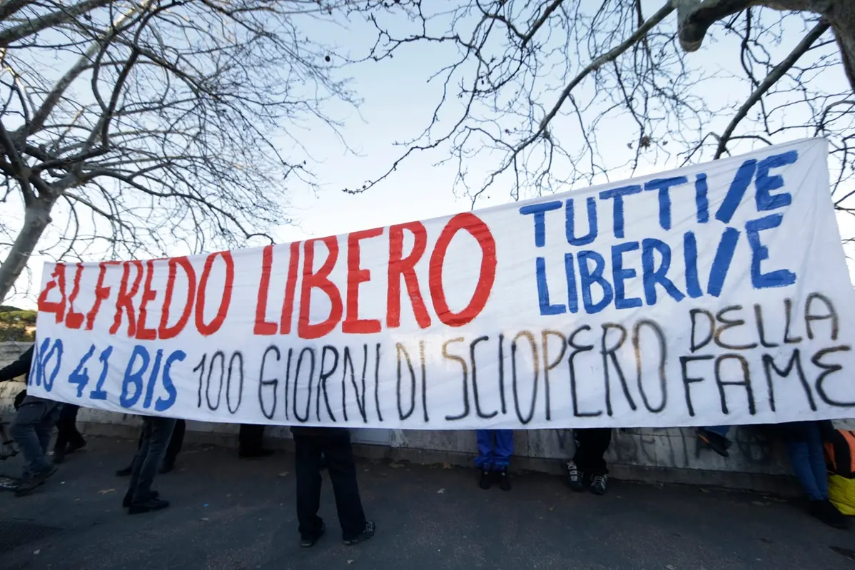 Uno striscione per Alfredo Cospito