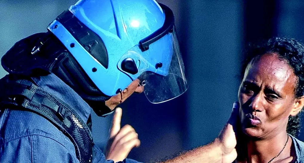 Guerriglia a Roma dopo lo sgombero dei migranti, bufera sulla Polizia e sul Campidoglio