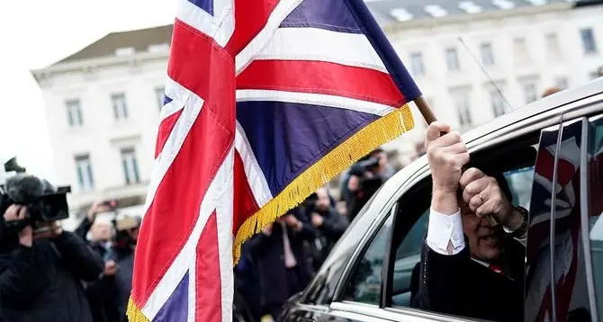 Champagne e nuove monete: Londra festeggia la Brexit