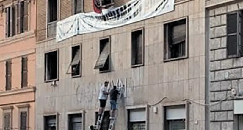 Roma, via la scritta “Casapound” dall’immobile occupato