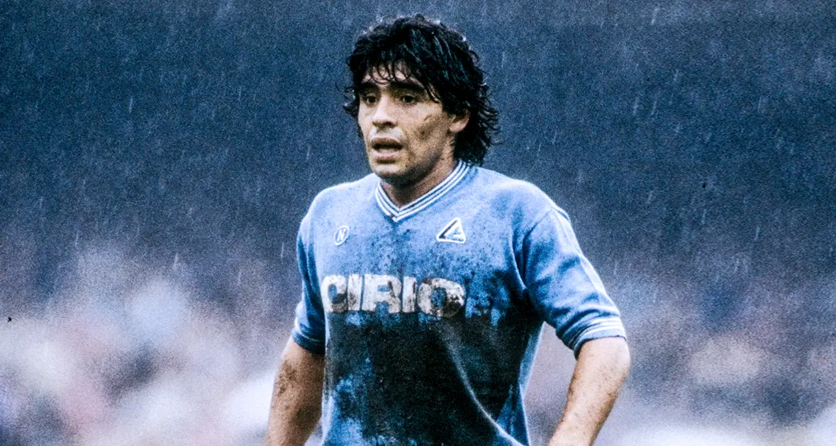 Gracias Maradona, hai fatto vincere gli sconfitti. L'omaggio del popolo degli straccioni