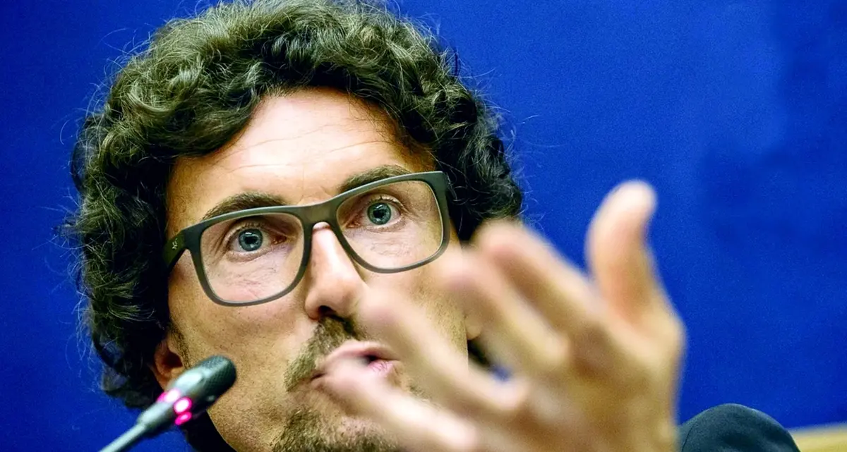 Toninelli (M5S): «Renzi se ne frega del Parlamento. Ecco l’Anticinquestellum»