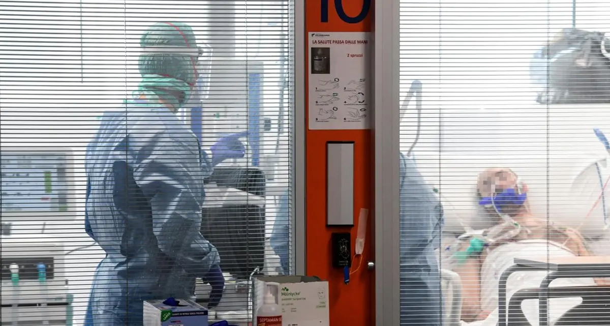 Brusaferro: «La curva si attenua ma le misure di distanziamento vanno mantenute»