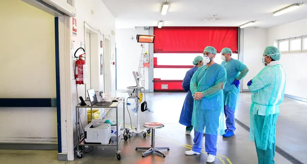 Il lungo elenco dei medici caduti. Anelli: «Combattiamo a mani nude, non possiamo più permetterlo»