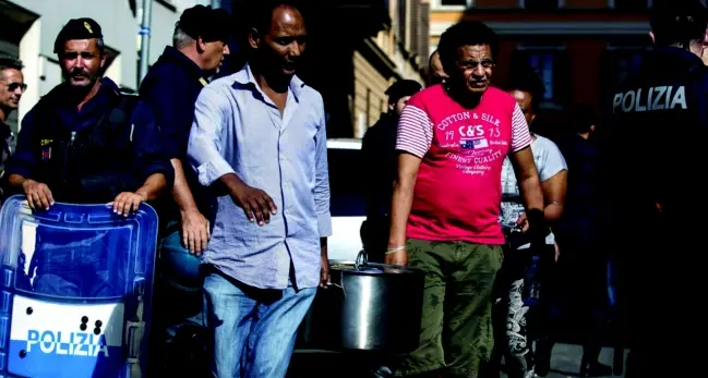 Tensione a Roma, migranti sgomberati con gli idranti