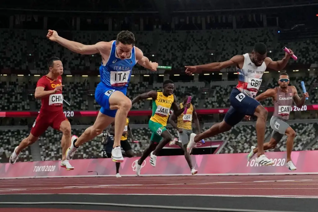 Filippo Tortu taglia il traguardo: Italia d\\'oro nella 4x100 alle Olimpiadi