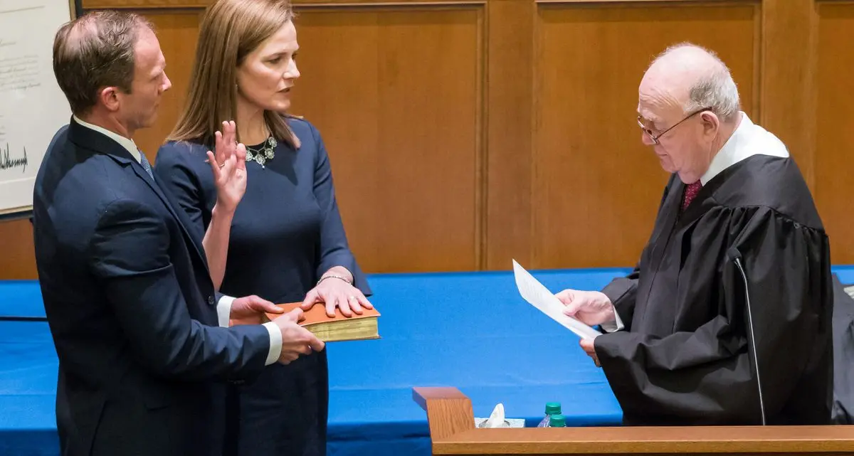 Ultracattolica e antiabortista, ecco chi è la giudice Amy Coney Barrett