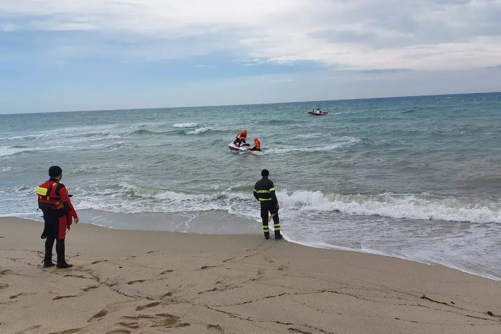 Sommozzatori e forze dell\\'ordine ancora impegnati nella ricerca di altri cadaveri a largo di Crotone. La spiaggia di Steccato di Cutro viene costantemente monitorata dai carabinieri e dalla guardia di Finanza