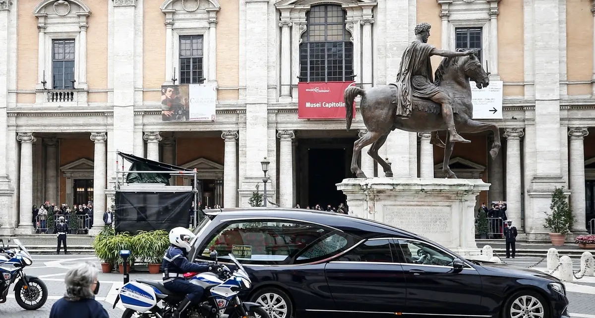 L'ultimo abbraccio di Roma a Gigi Proietti