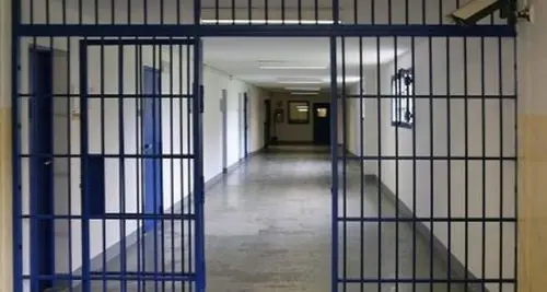 Ha gravi patologie ma le sue condizioni sono ritenute compatibili con il carcere. Ora è in coma