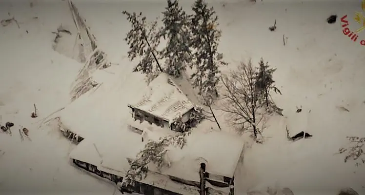 Dopo il terremoto la valanga travolge l'Hotel. Si scava nella neve \"Ci sono vittime\"