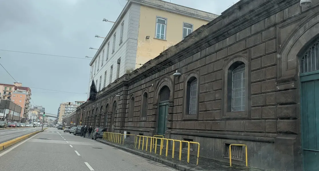 Costretti a restare a Poggioreale per la mancanza di braccialetti