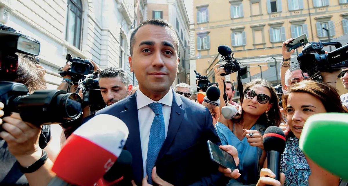 Di Maio multa i transfughi ma sorvola sugli scontrini