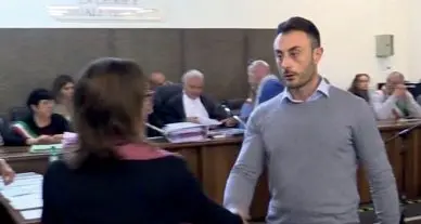 Caso Cucchi, il carabiniere stringe la mano a Ilaria