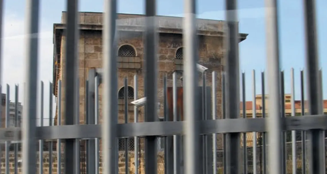 Resta bloccato ai domiciliari mentre la madre sta morendo