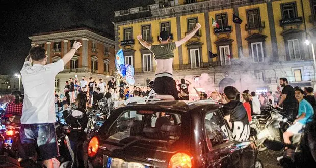 Bufera sui tifosi del Napoli in festa: \"Sciagurati\", dice il virologo...