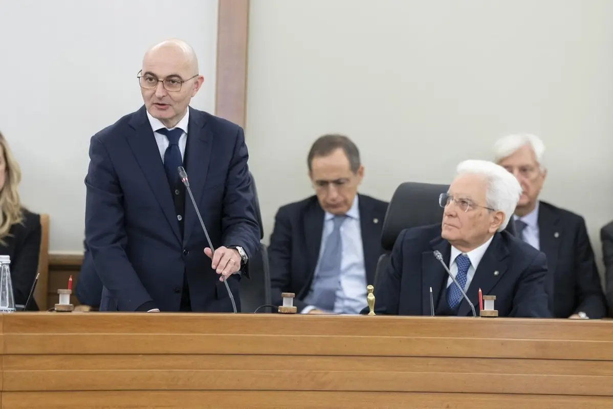 Fabio Pinelli durante la seduta straordinaria del Plenum del Consiglio Superiore della Magistratura; alla sua sinistra il presidente della Repubblica Sergio Mattarella