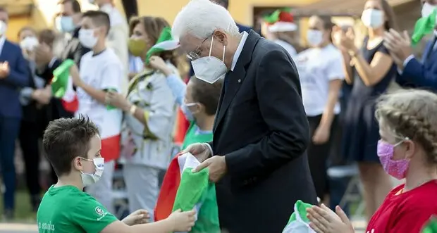 Sulla scuola solo fake, propaganda e polemiche. Ma Mattarella zittisce tutti