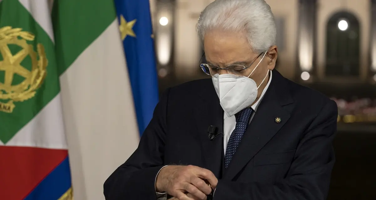 Sergio Mattarella bacchetta la politica. E la politica applaude senza ascoltare...