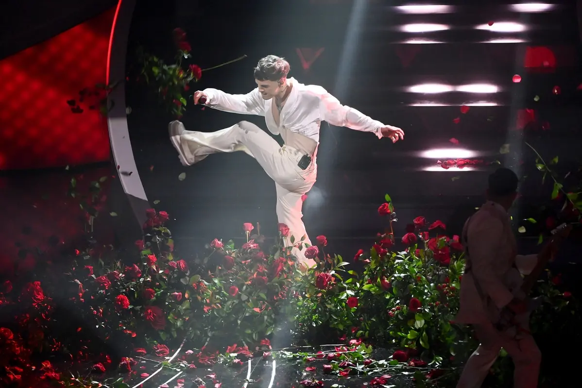 Blanco mentre distrugge il palco del festival di Sanremo