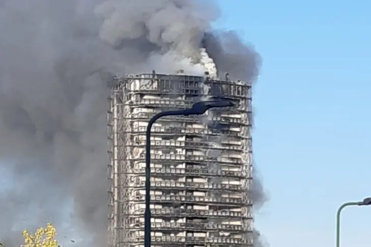 A fuoco uno dei grattacieli di Milano, decine di evacuati