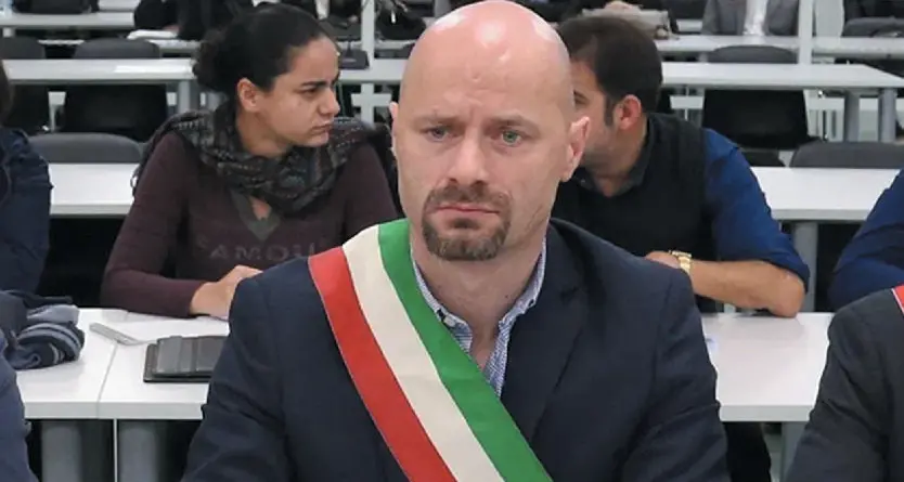 Bibbiano, il sindaco Carletti “perde” due capi d’imputazione