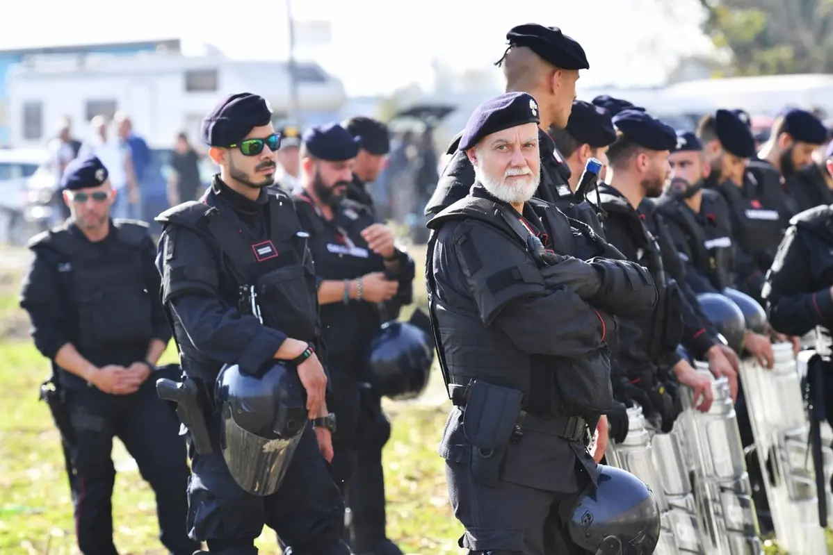 Carabinieri e polizia schierati davanti al rave party di Modena