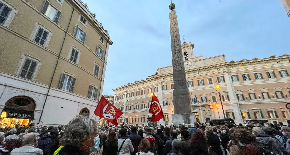 «Una doverosa reazione morale». La politica scende in piazza per Lucano