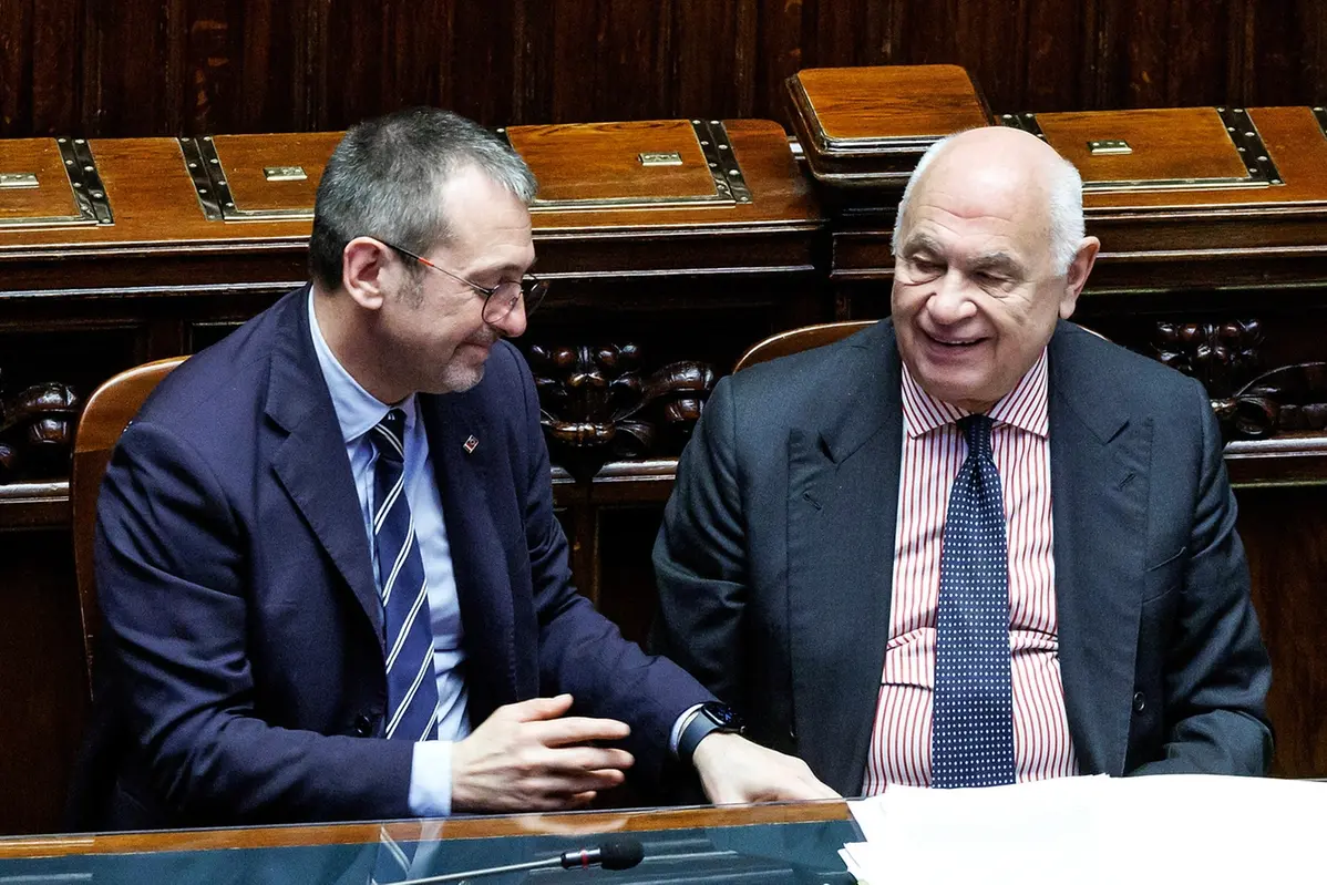 Il sottosegretario Delmastro con il ministro Nordio in aula