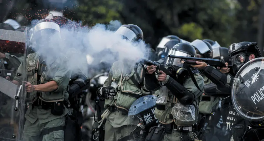 Crisi a Hong Kong, la polizia spara sul corteo. Ferito gravemente un ragazzo