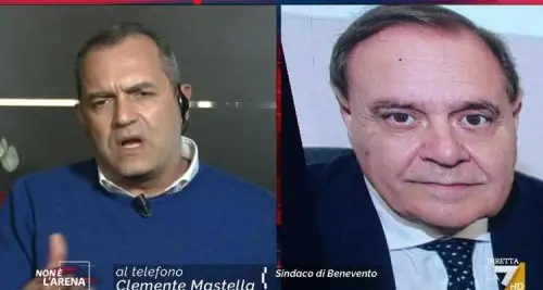 \"Sei un farabutto...\"; \"E tu un bugiardo...\". De Magistris e Mastella botte da orbi da Giletti