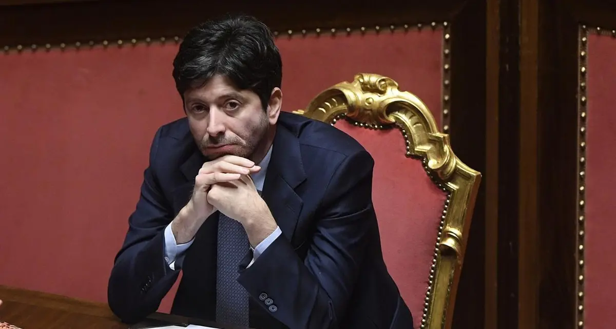 Speranza: «Bimbi vaccinati da dicembre. Terza dose anche sotto i 60»