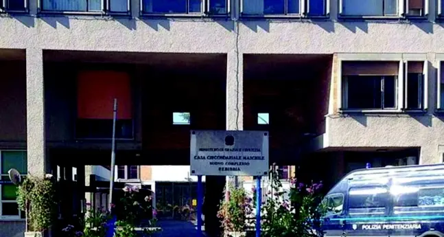 Si è tagliato la gola ed è morto nel silenzio di Rebibbia