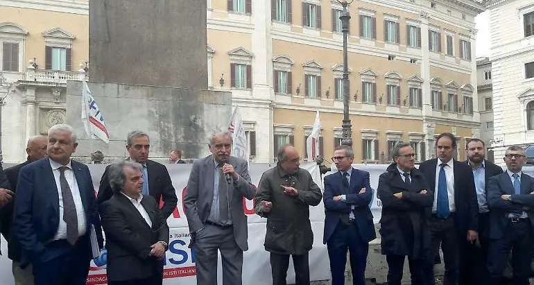 Sit- in a Montecitorio di Lega e opposizioni per Radio Radicale