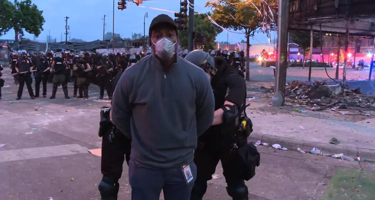 Troupe della Cnn arrestata in diretta durante le proteste a Minneapolis