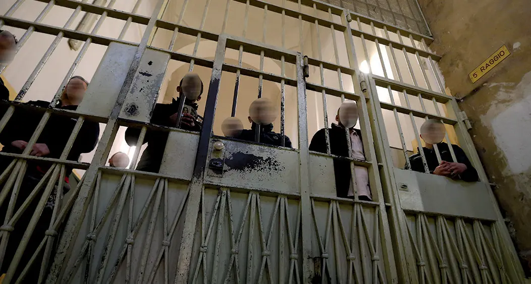 Nelle carceri milanesi tra sovraffollamento e isolamento forzato